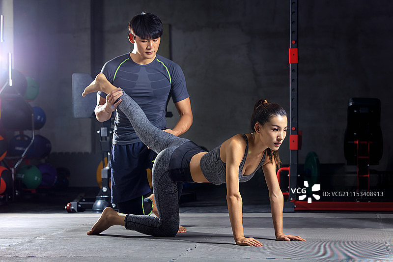 青年女人在教练的指导下健身图片素材