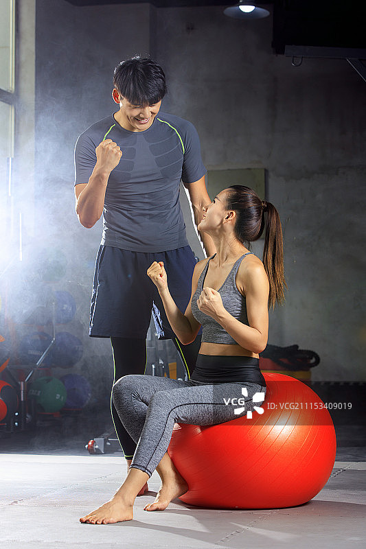 青年女人在教练的指导下健身图片素材