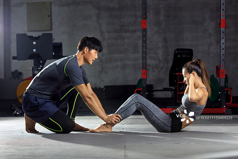 青年女人在教练的指导下健身图片素材