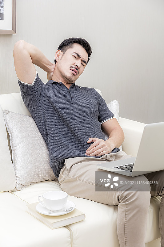 年轻男人在客厅图片素材