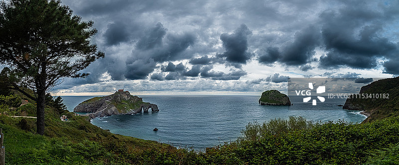 海湾和圣胡安·德·加兹特鲁加特景观图片素材