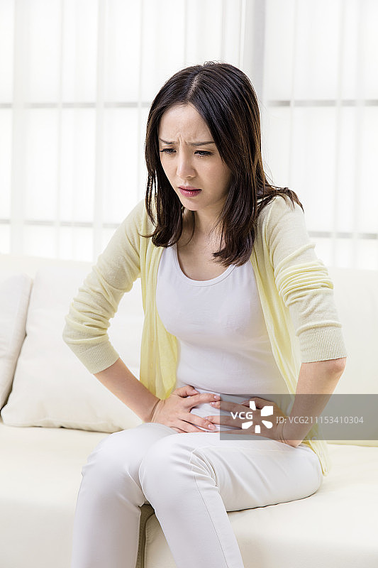 年轻女人肚子疼图片素材