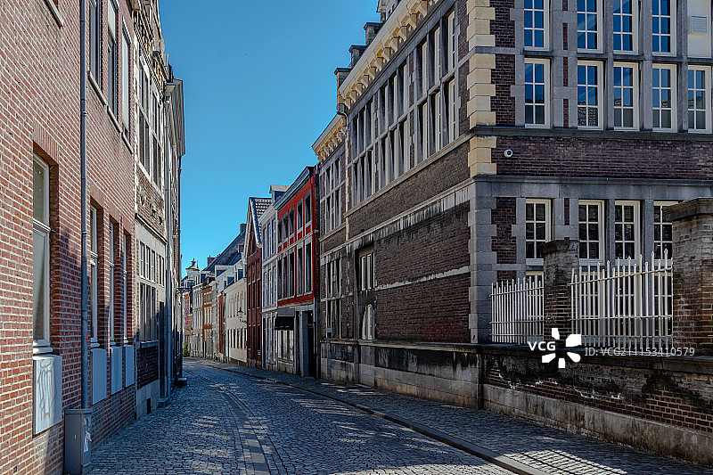 城市建筑物中的空巷图片素材