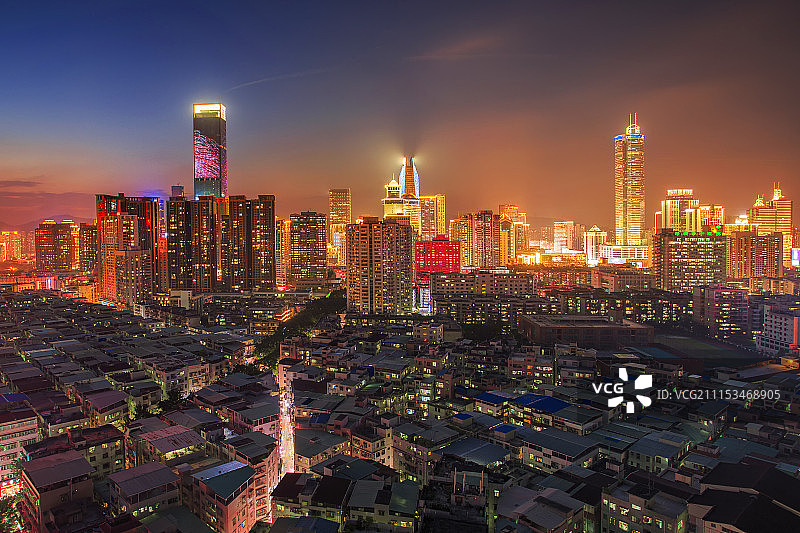 福田城中村眺望高楼林立的华强北商业中心图片素材