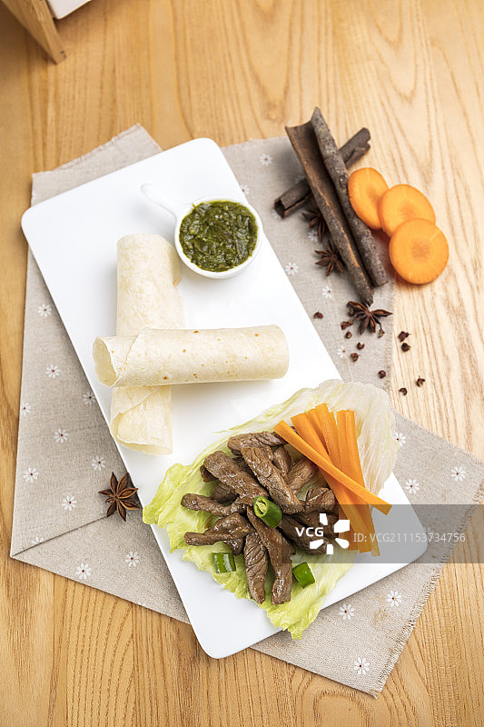 青椒牛柳卷饼图片素材