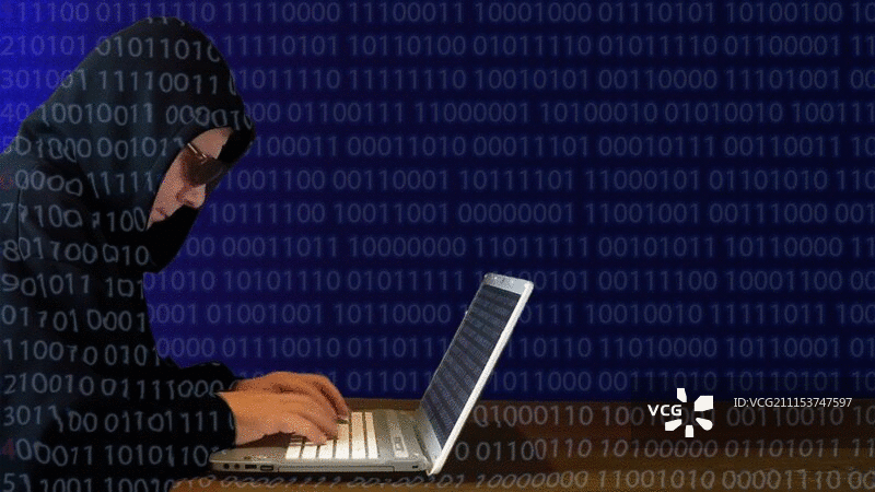 戴太阳镜和帽衫的电脑黑客图片素材