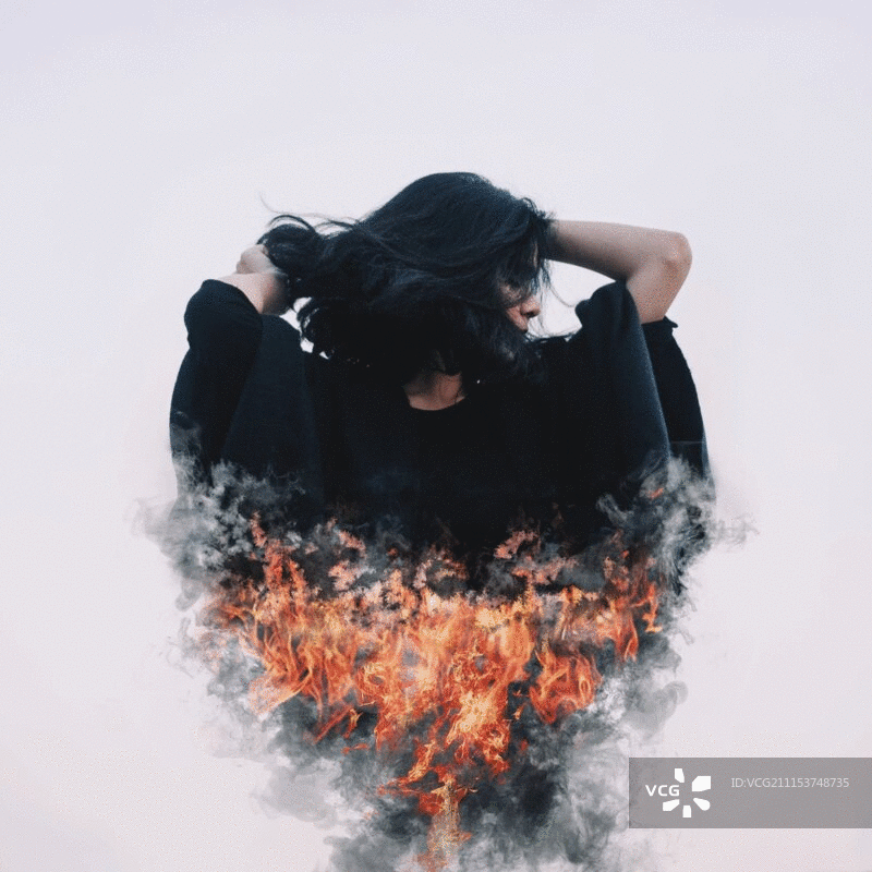充满激情的燃烧女性概念肖像图片素材