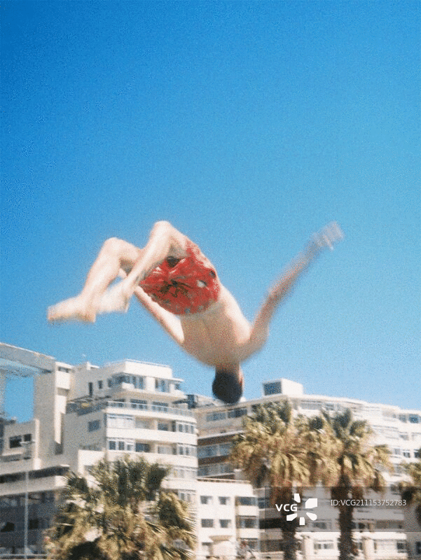 男人从跳板上向后翻转图片素材