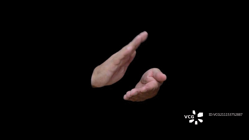 黑色背景下男人鼓掌的特写镜头图片素材