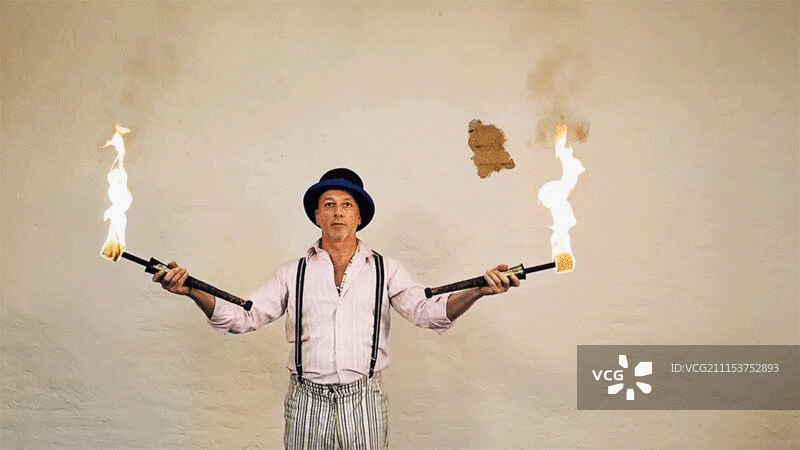 拿着两根取火棍的男人图片素材