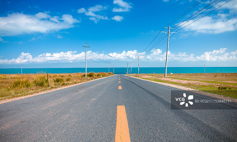 通往海边的公路图片素材