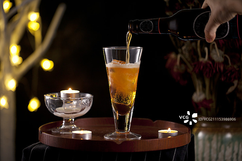 倒入杯子的啤酒图片素材