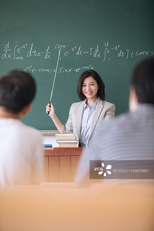 正在给学生上课的年轻女教师图片素材