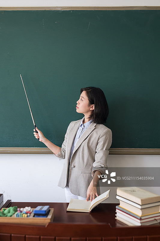 年轻的女教师图片素材