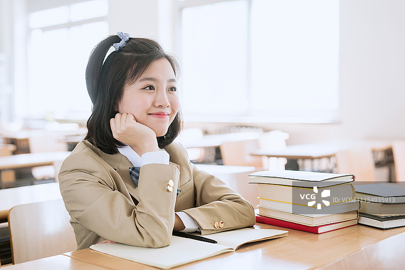 在教室学习的学生图片素材