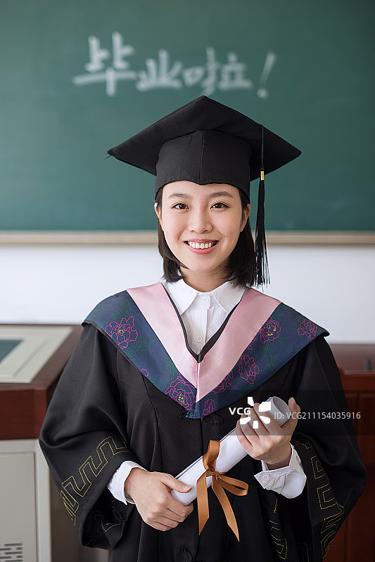穿着学士服的毕业生图片素材