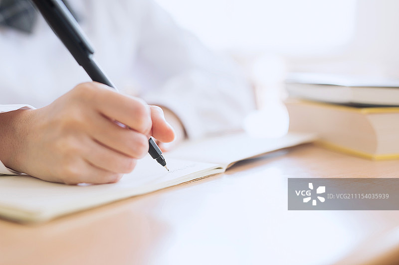 在教室学习的学生图片素材