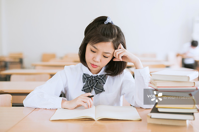 在教室学习的学生图片素材