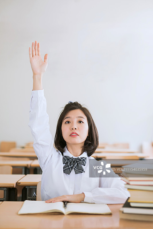 在教室学习的学生图片素材