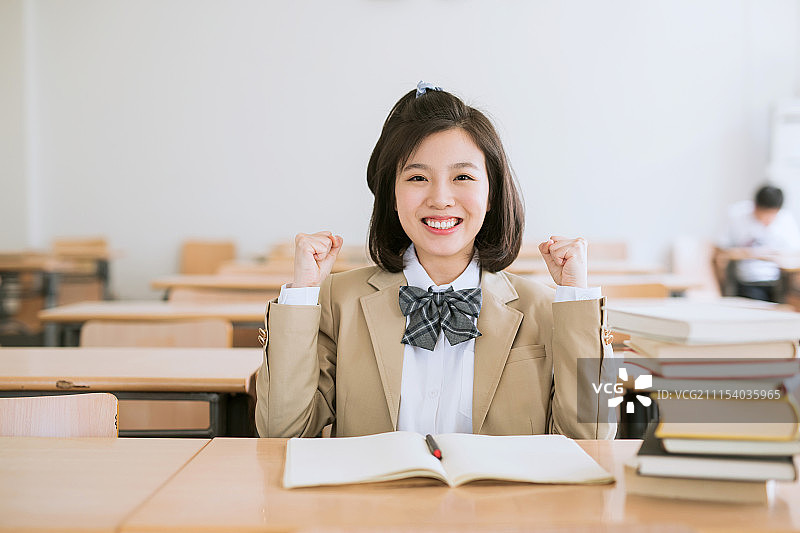 在教室学习的学生图片素材