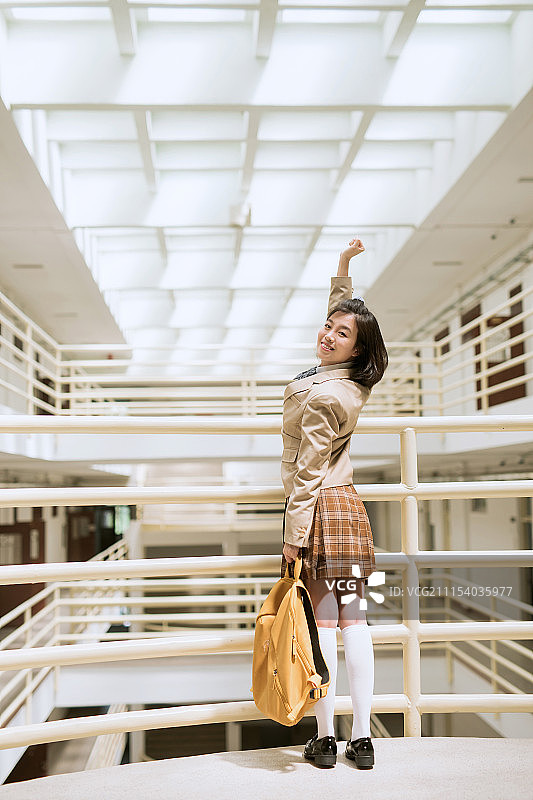 穿着校服的高中生图片素材