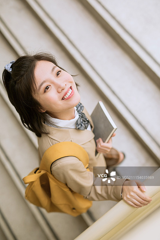 穿着校服的高中生图片素材