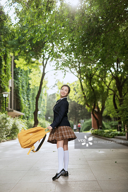 穿着校服的高中生图片素材