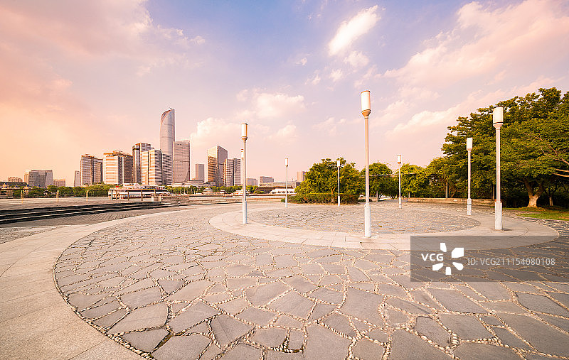 浪漫日落时分的现代城市建筑天际线与广场空地背景图图片素材