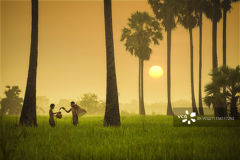 孩子们在钓鱼图片素材