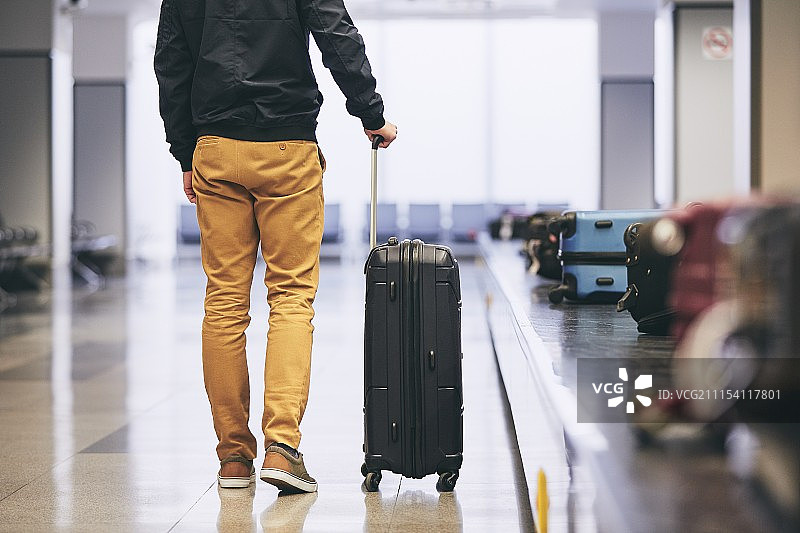机场航站楼内的男人图片素材