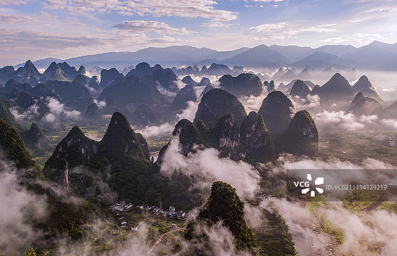 群山映衬天空全景图片素材