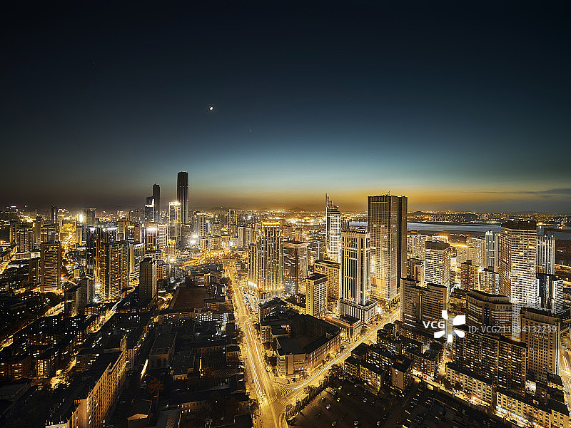 大连夏季傍晚城市灯光天际线图片素材