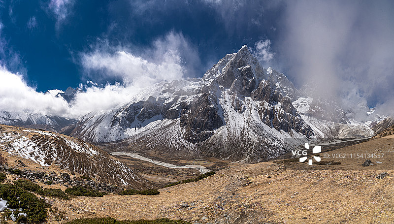 喜马拉雅山的卓拉策峰和塔波切峰图片素材