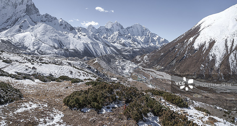 喜马拉雅山峰和佩里切山谷图片素材