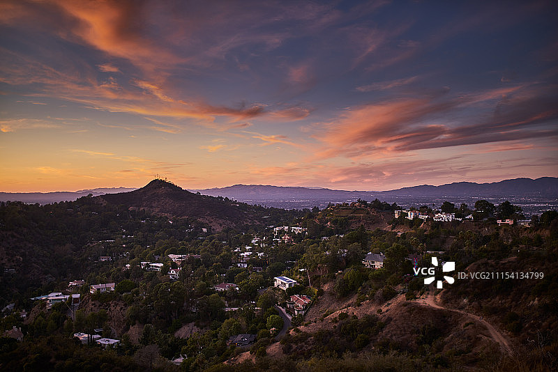 好莱坞山丘的黄昏与彩色天空图片素材