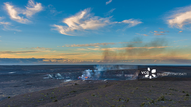 火山口边缘的黎明熔岩图片素材