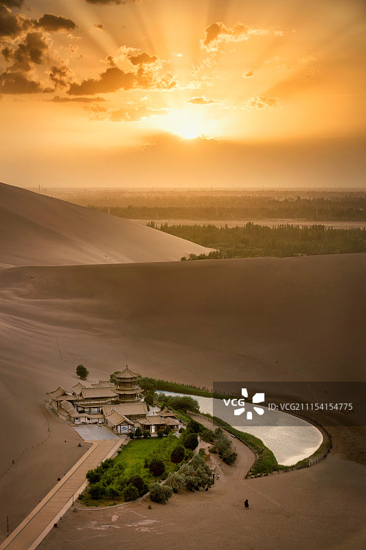 敦煌鸣沙山月牙泉图片素材