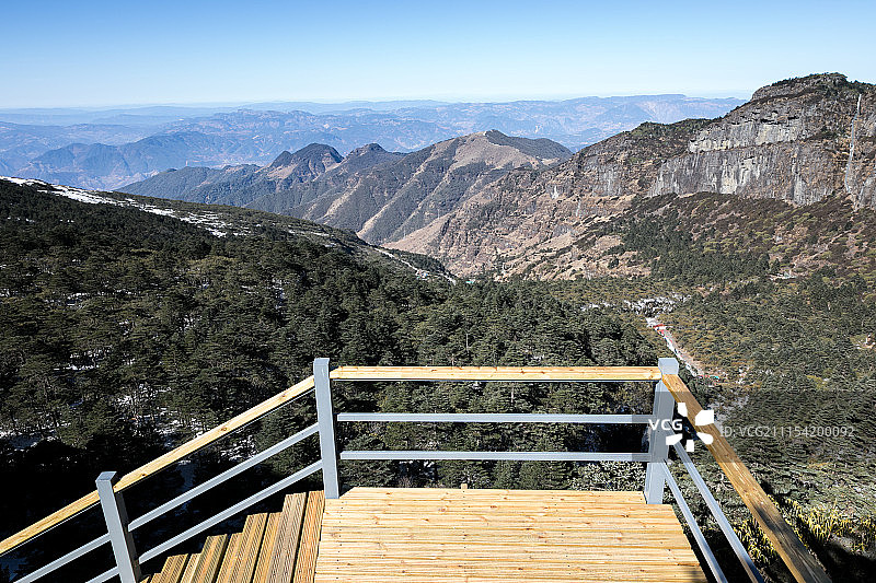 山脉观景台远眺图片素材