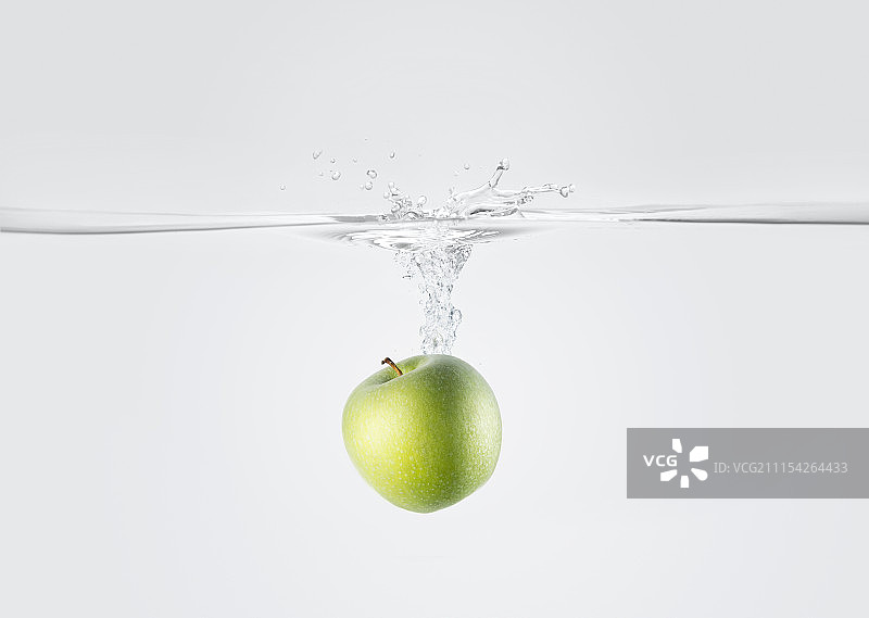 青苹果落水图片素材