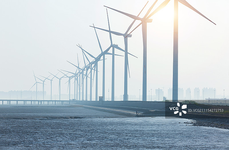 杭州湾的风力发电站图片素材