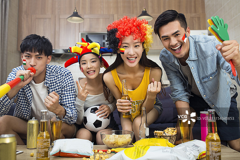 年轻人在客厅看体育比赛图片素材