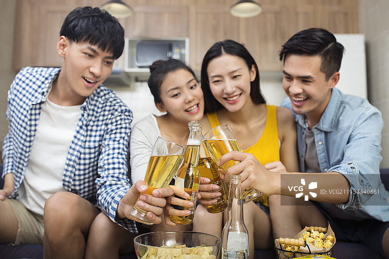 年轻人在客厅看体育比赛图片素材