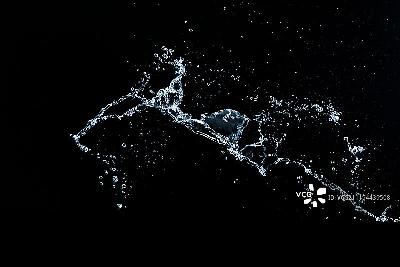 泼洒的水图片素材