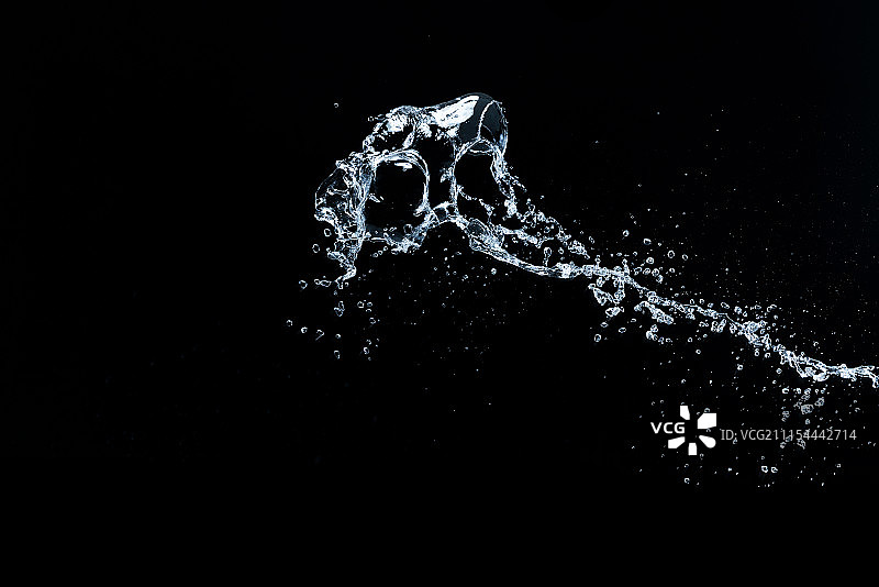 泼洒的水图片素材