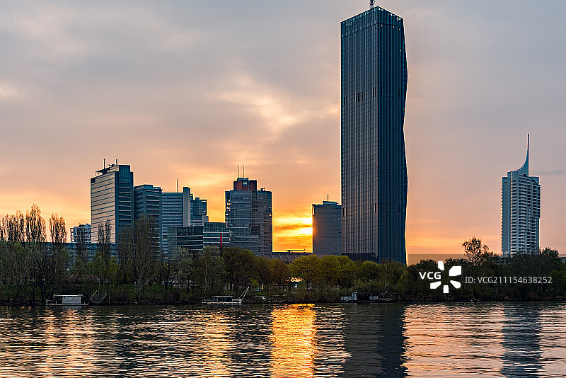 奥地利维也纳多瑙河日出火烧云图片素材