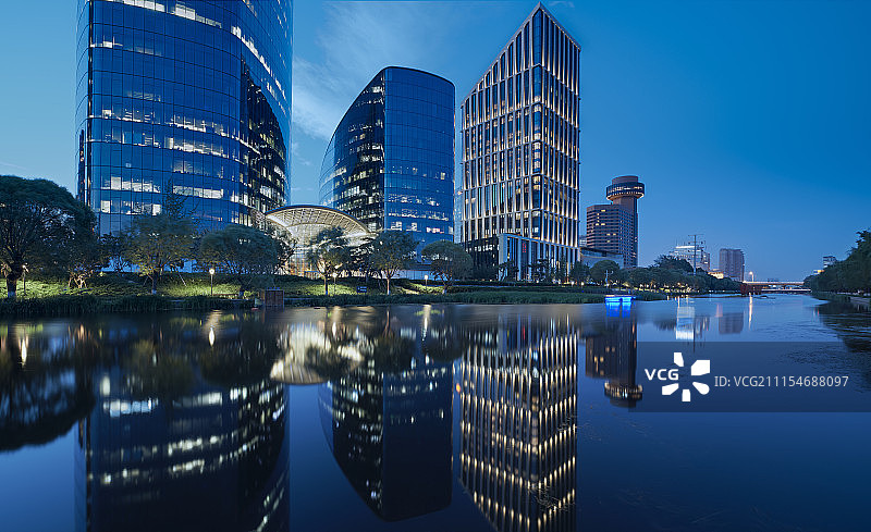 北京CBD摩天大楼建筑群和水中倒影图片素材