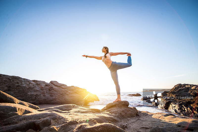 在沙滩上做瑜伽的女人图片素材