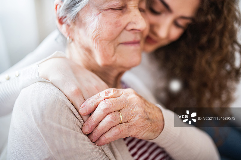 在家与祖母拥抱的少女图片素材