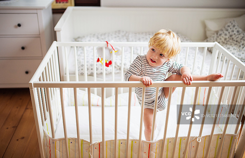 男童在家中处于危险境地图片素材