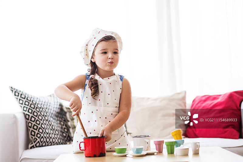 在家玩耍的小女孩图片素材